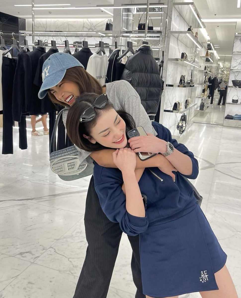 ENGL0TT's tweet photo. aggressive gf x gf that loves to get attacked by her gf https://t.co/nyO4glnBCM