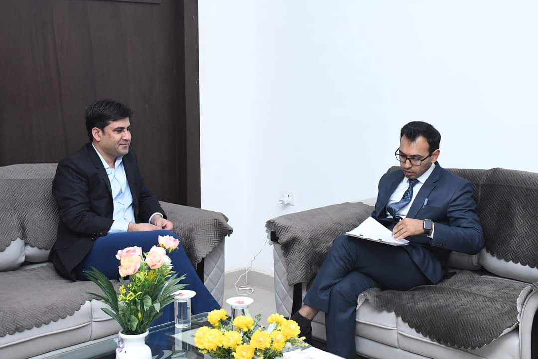 #Newly appointed District Collector and District Magistrate of Sawai Madhopur Dr. Khushal Yadav IAS took charge today. Present Collector Shri Suresh Kumar Ola handed over the charge by presenting a bouquet to Dr. Khushaal Yadav.