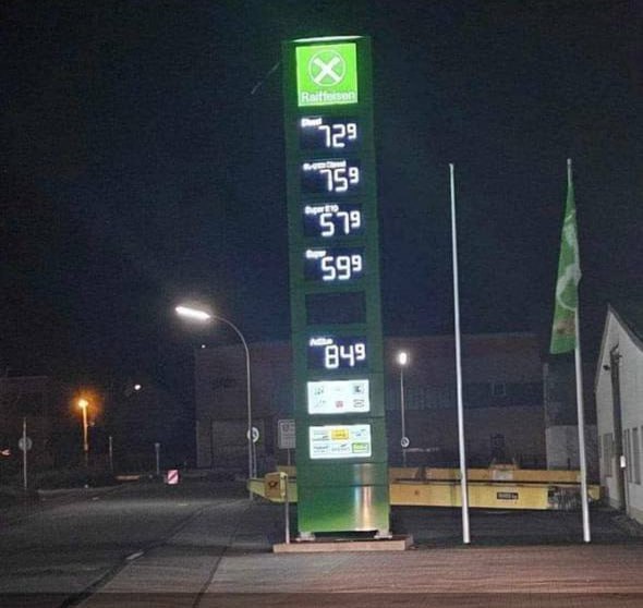 Een andere verstandige manier van protesteren: Duitse tankstations die vandaag gesloten zijn, tonen de brandstofprijzen #zonder #belastingen op de prijsborden. 

Mensen zien zwart op wit hoe ze worden opgelicht door het regime.

Idem Cabal Nederland.

<a href="/EtienneJansen/">Etienne Jansen</a> <a href="/VolkersBram/">Bram Volkers</a>