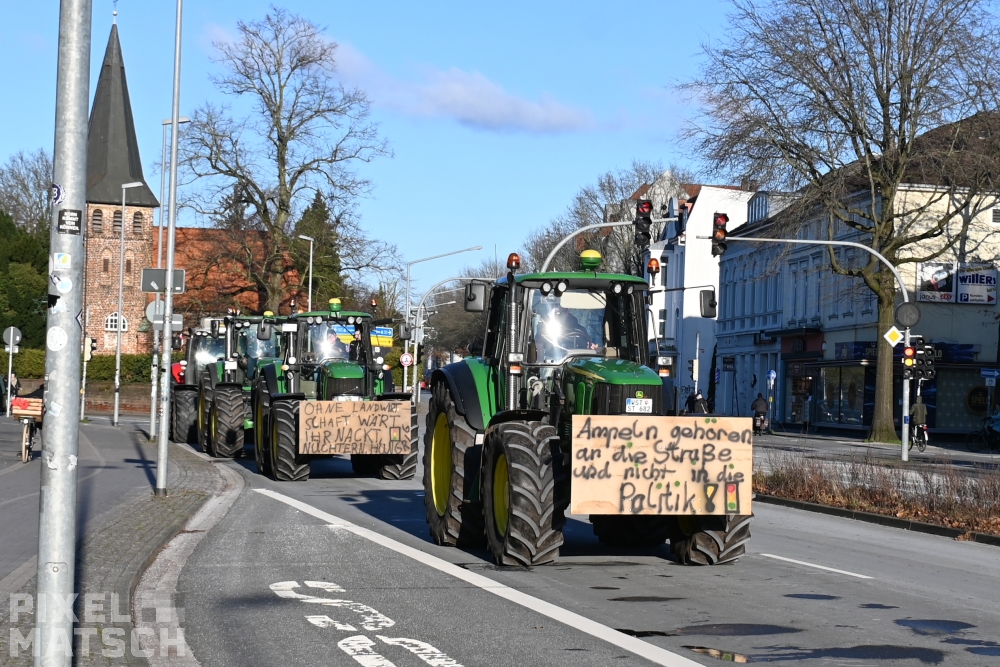 Pixel_Matsch's tweet photo. Auch in #Oldenburg kam es heute im Rahmen der #Bauernproteste zu mehreren Straßenbloackaden. Die Landwirte erhielten dabei nicht nur Unterstützung von Handwerksbetrieben und Speditionen. #ol0801 1/2 https://t.co/84ss5IOtGO