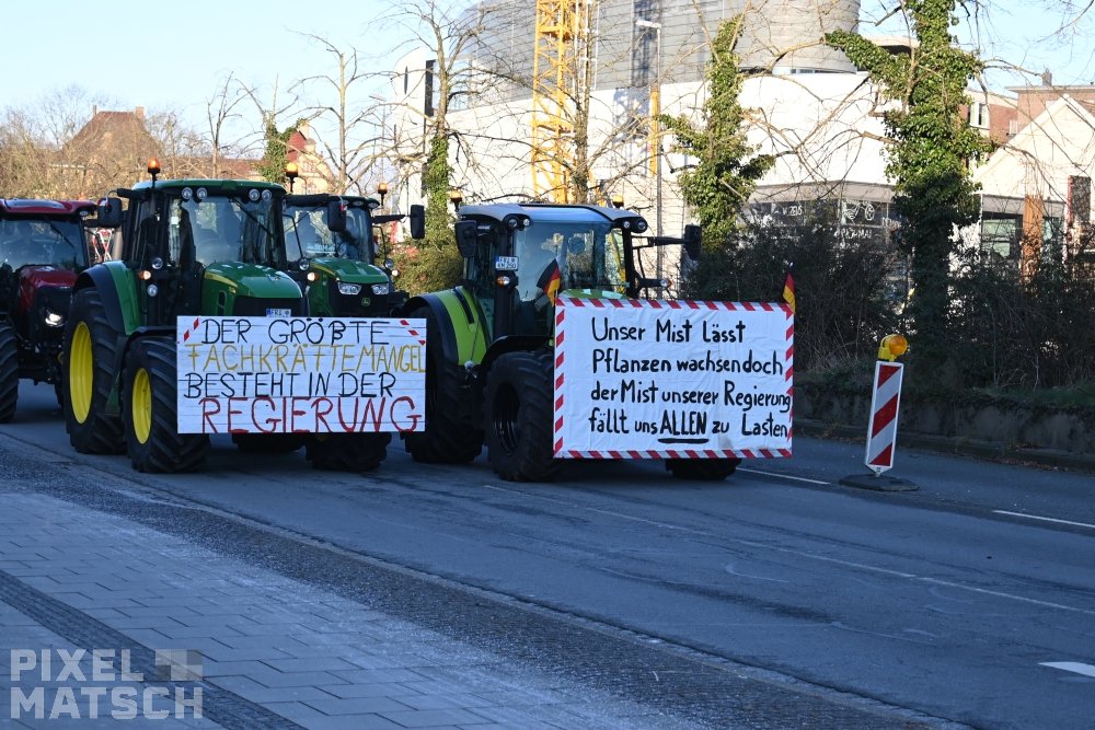 Pixel_Matsch's tweet photo. Auch in #Oldenburg kam es heute im Rahmen der #Bauernproteste zu mehreren Straßenbloackaden. Die Landwirte erhielten dabei nicht nur Unterstützung von Handwerksbetrieben und Speditionen. #ol0801 1/2 https://t.co/84ss5IOtGO