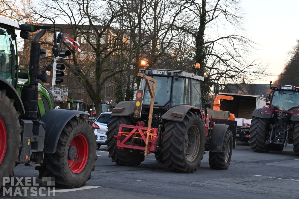 Pixel_Matsch's tweet photo. Auch in #Oldenburg kam es heute im Rahmen der #Bauernproteste zu mehreren Straßenbloackaden. Die Landwirte erhielten dabei nicht nur Unterstützung von Handwerksbetrieben und Speditionen. #ol0801 1/2 https://t.co/84ss5IOtGO