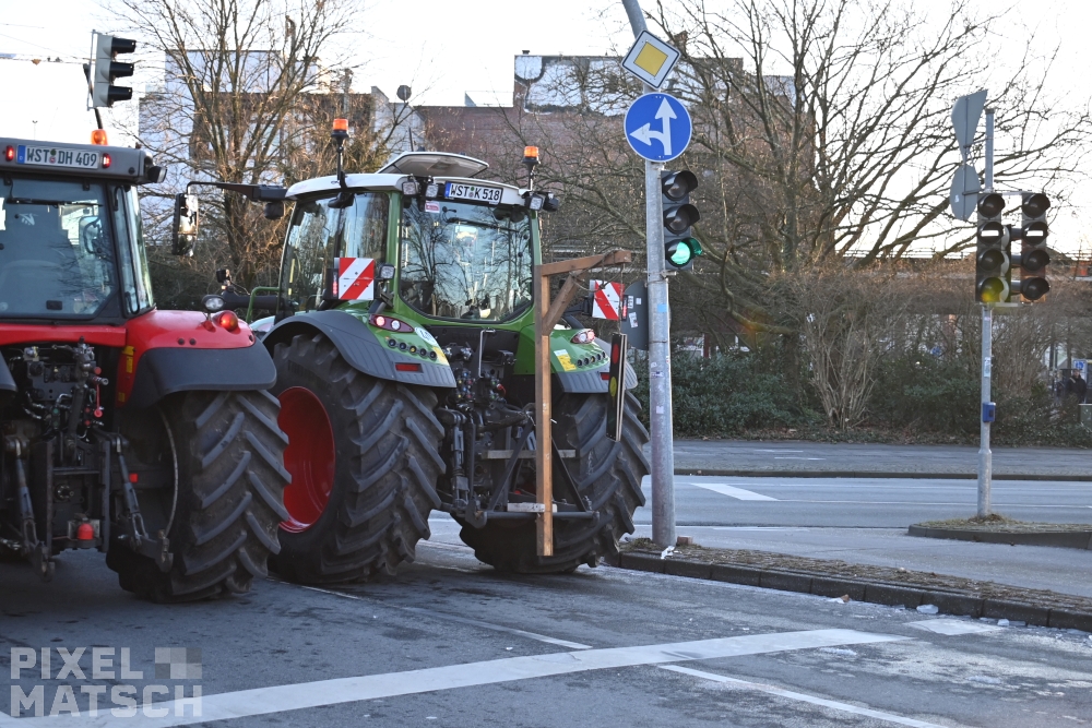 Pixel_Matsch's tweet photo. Auch in #Oldenburg kam es heute im Rahmen der #Bauernproteste zu mehreren Straßenbloackaden. Die Landwirte erhielten dabei nicht nur Unterstützung von Handwerksbetrieben und Speditionen. #ol0801 1/2 https://t.co/84ss5IOtGO