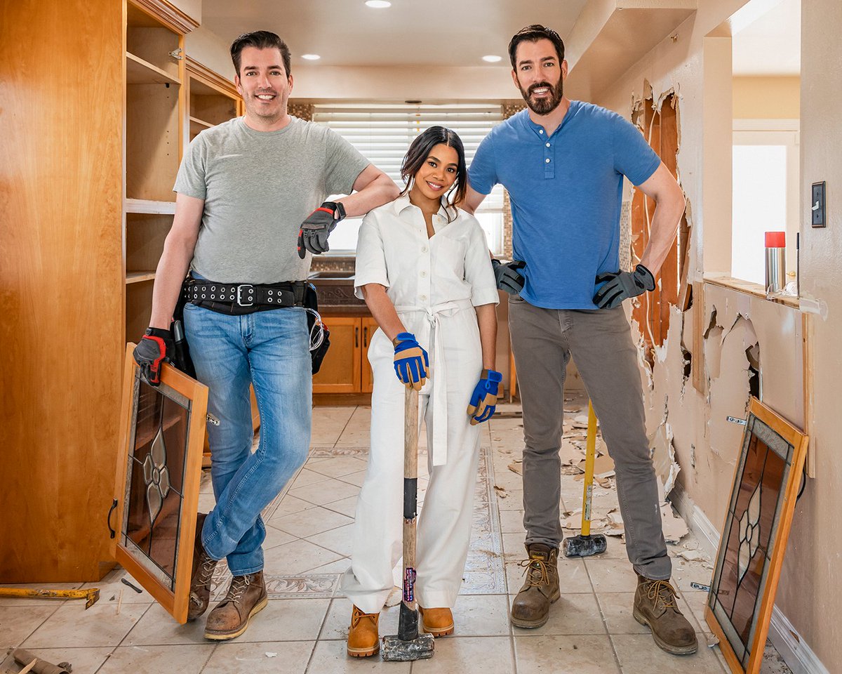 The Demo Divas, a.k.a. #ReginaHall, @jonathanscott, and @mrdrewscott, take on a huge home overhaul TONIGHT on #CelebIOU!