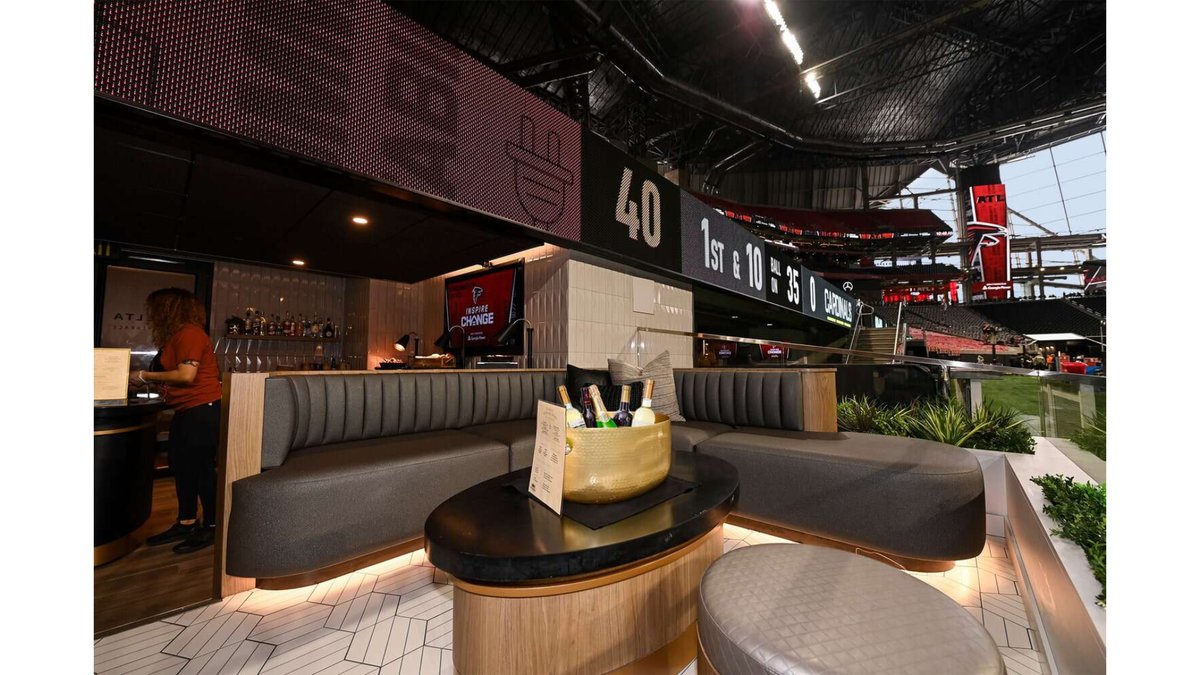 Today's featuring #ALSDspotlight entry is Mercedes-Benz Stadium On-Field Terraces submitted by @tvsdesign and AMB Sports and Entertainment! . See the full entry: alsd.com/content/merced… . Photo credits: Shanna Lockwood, Atlanta Falcons Garey Gomez . #sportsmedia #atlantafalcons