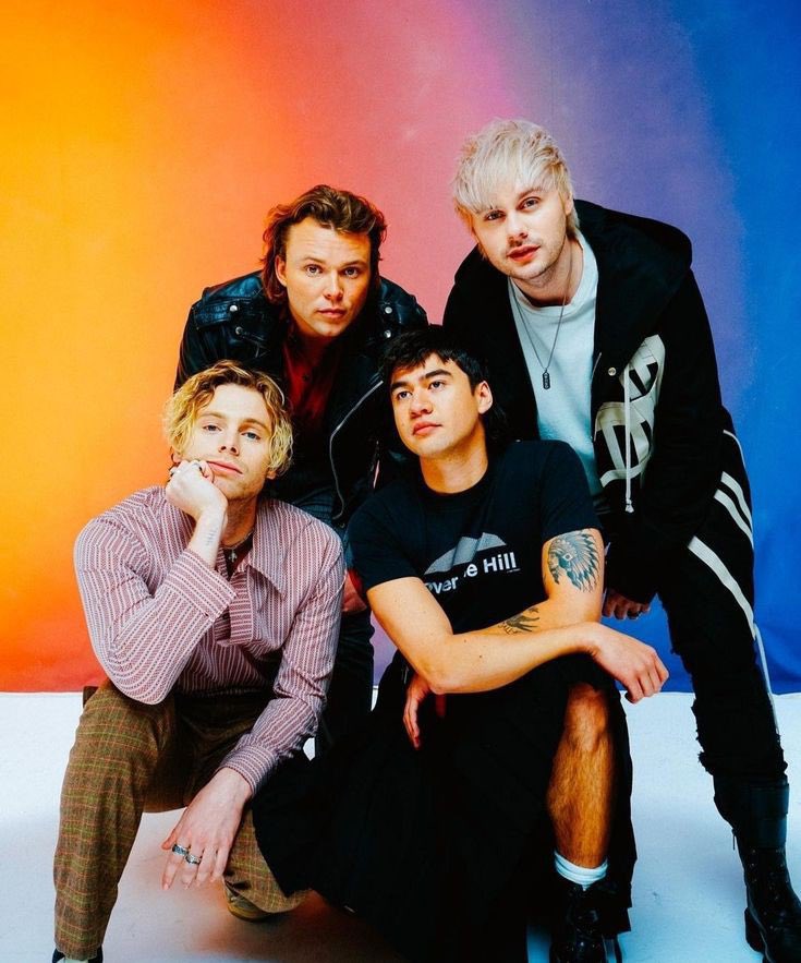 tracklist's tweet photo. VEM AÍ! Luke Hemmings, do 5SOS, durante a after party do #GoldenGlobes: 

"Estamos fazendo um novo álbum este ano. Há muitas músicas chegando e terá uma turnê em algum ponto" https://t.co/1jOzTctdjp