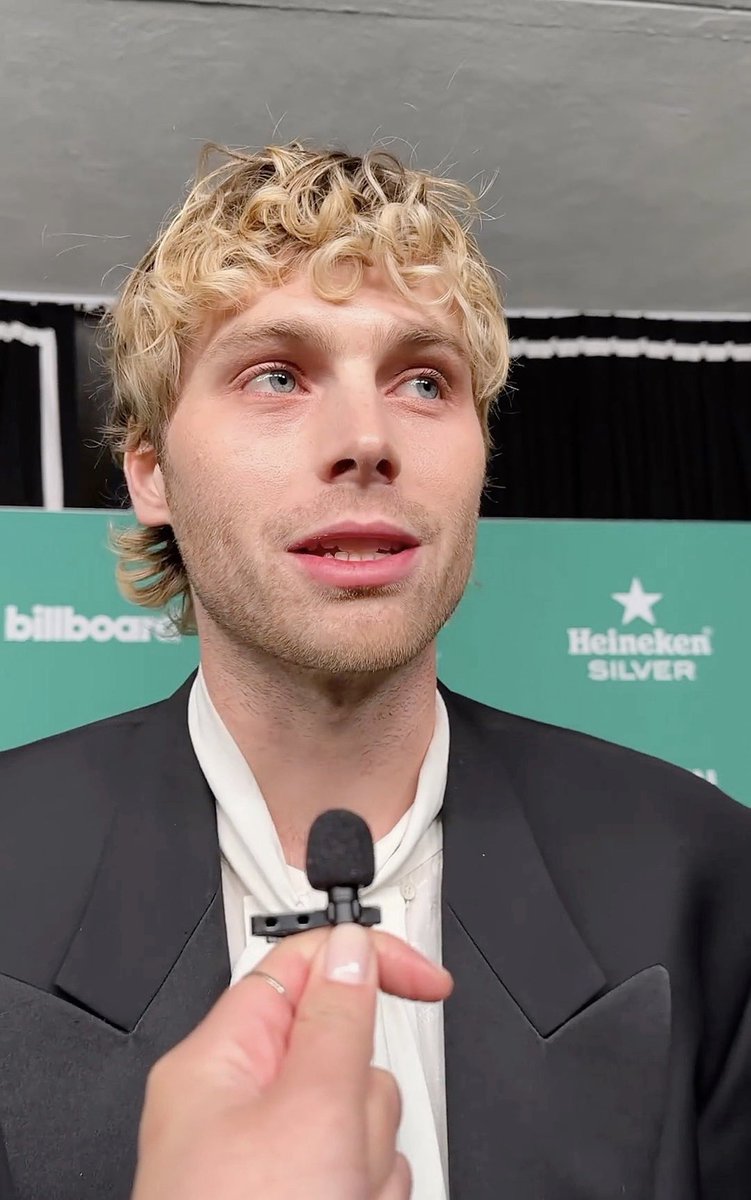 tracklist's tweet photo. VEM AÍ! Luke Hemmings, do 5SOS, durante a after party do #GoldenGlobes: 

"Estamos fazendo um novo álbum este ano. Há muitas músicas chegando e terá uma turnê em algum ponto" https://t.co/1jOzTctdjp