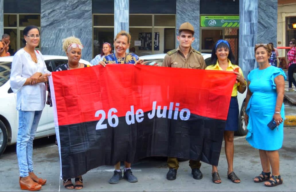 Alegría inmensa en los alrededores del Museo de la Revolución. Nuestros pioneros esperan la Caravana de la Libertad. En este emblemático sitio, cerca de nuestra sede de la <a href="/UJCdeCuba/">UJC de Cuba</a>, la marcha triunfal del Ejército Rebelde con #Fidel al frente, tuvo una parada aquel 8 de enero.