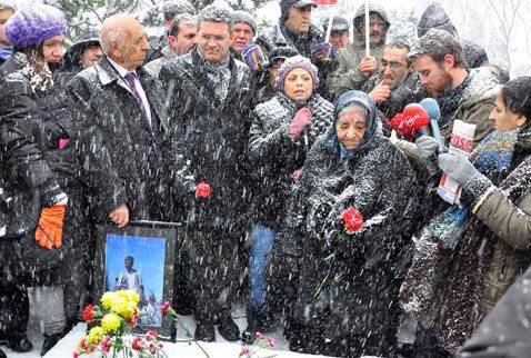 Yıllardır adalet ve hakikat mücadelesi veriyoruz.

Uğur Mumcu cinayeti aydınlatılmadığı için Metin Göktepe’yi, Göktepe cinayeti aydınlatılmadığı için Hrant Dink’i, Dink cinayeti aydınlatılmadığı için Tahir Elçi’yi kaybettik.

Bugün Metin’in katledilişinin 28. yıldönümü. Saygıyla.