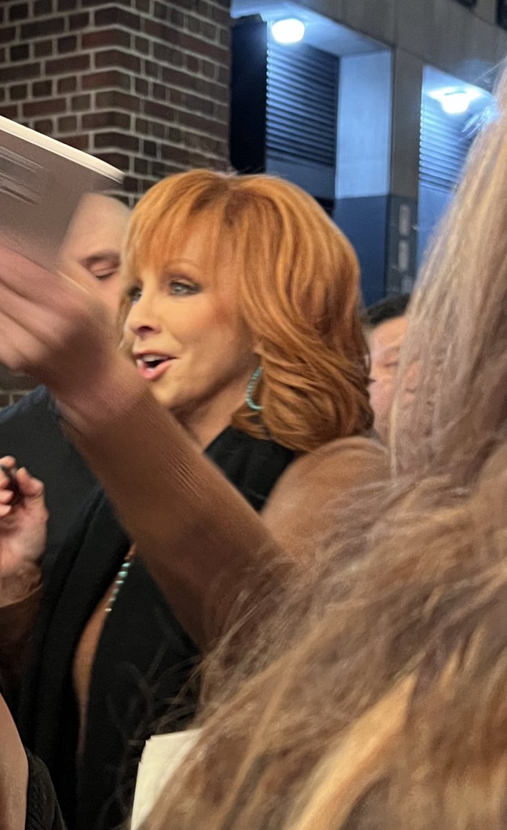 Fancyreba1's tweet photo. Happy Monday Reba-Verse! Look how our gal handles the folks at The Town Hall in NYC. She just moves with ease and smiles as she signs as many as she can. You gotta love her! ❤️ #Reba #NotThatFancy  She is missed! https://t.co/OZEcAWO2lu