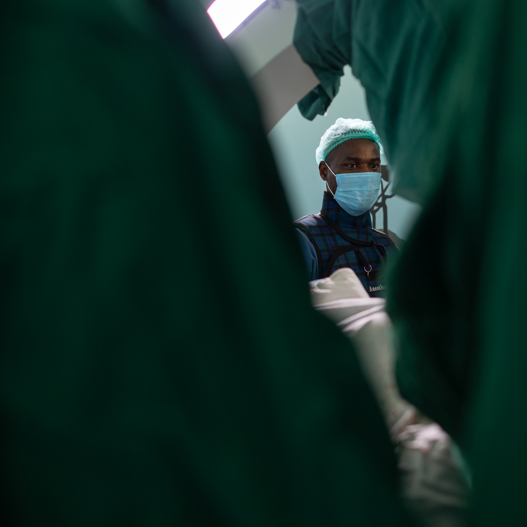 Interventional2's tweet photo. Establishing an IR department demands trained personnel. Ismail, seen in Tanzania in 2023, now part of Uganda's inaugural IR department at Mulago National Referral Hospital in Kampala, collaborating with nursing colleagues. #WAS2024 #MIIPs #AccessForAll https://t.co/jSe36fpsTg