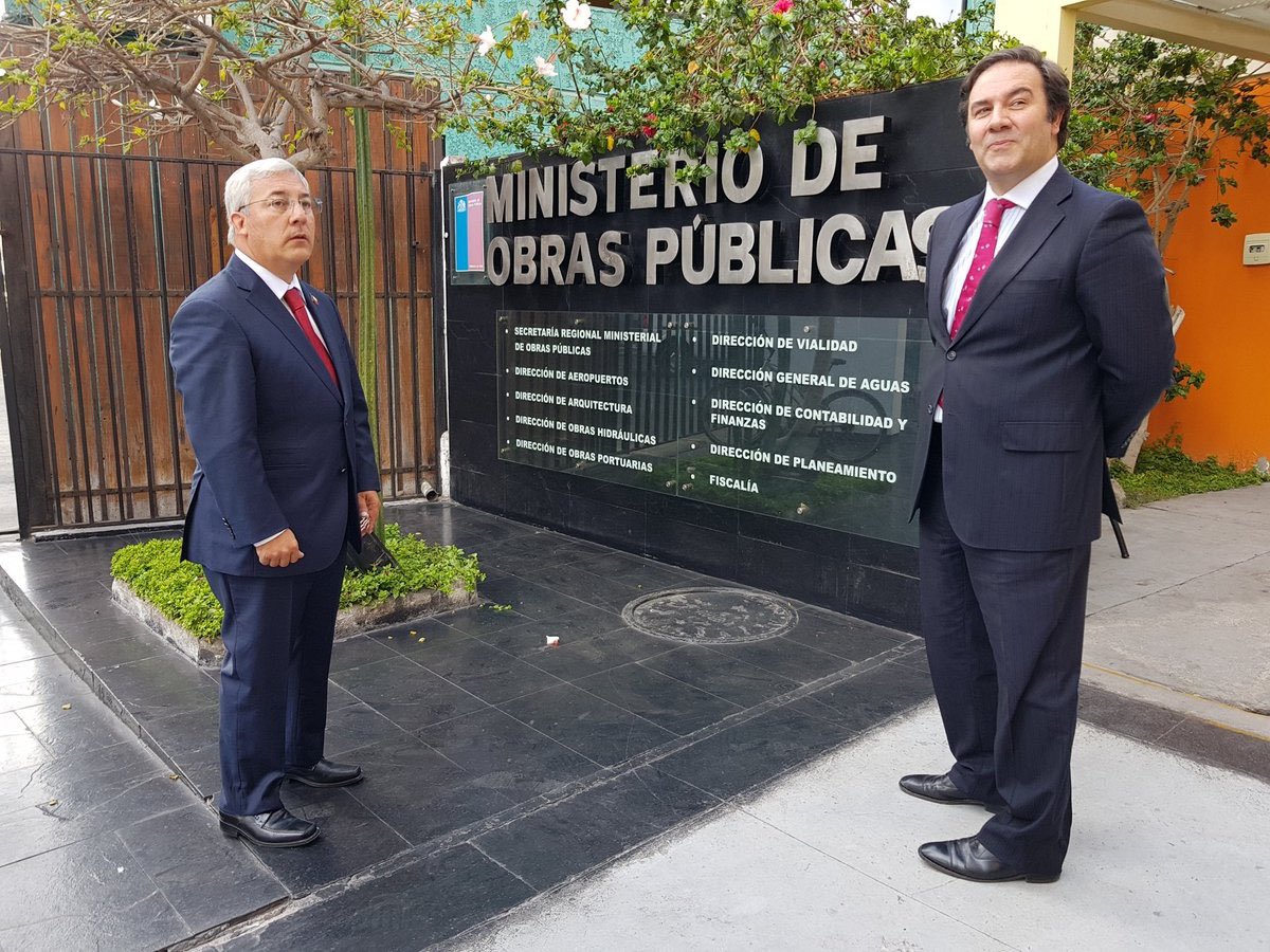 Camila_NavarroP's tweet photo. Nos preocupa la designación de un ex SEREMI del MOP de Piñera como director de SERVIU. En su gestión se atraso la construcción del estadio, hospital y segundo acceso. Estaremos atenta a q el plan de emergencia habitacional siga siendo una prioridad.
@minvutarapaca @serviutarapaca https://t.co/eQ21YgcikM