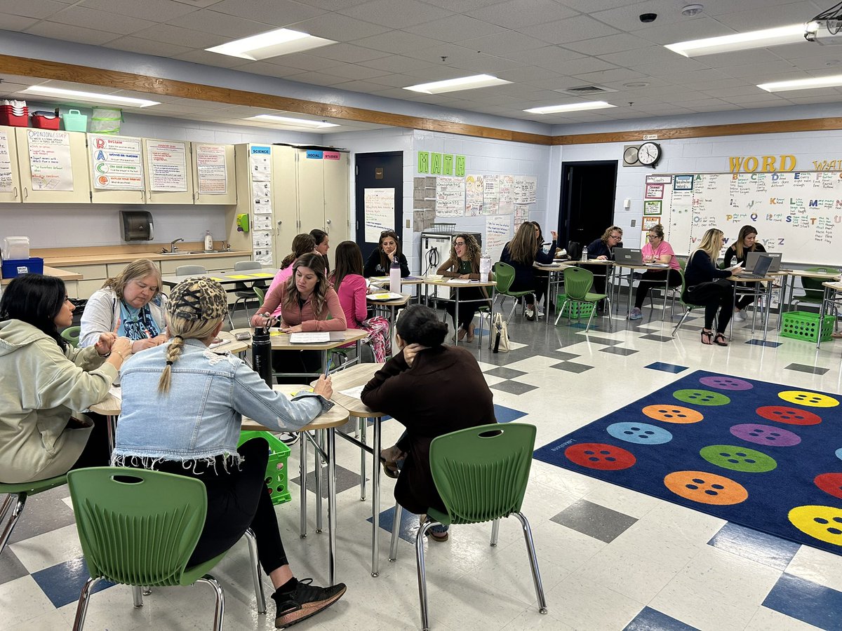 a_maddox27's tweet photo. It was great to lead a teacher workshop on Behavior & Coping Skills during our PDD today! This time of collaboration and planning is so important. @sunset_coral @SLLpbc #teacherworkshop #copingskills #collaboration #carouselbrainstorm https://t.co/UkzhctcPik