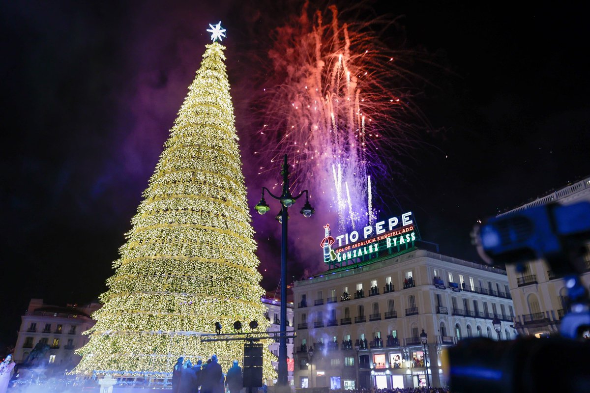 GcSergioP's tweet photo. Ahora que las Navidades llegan a su fin, aprovecho para dejar alguna de las fotografias que hice el día del encendido. Bonita forma de empezar estas fechas junto a @AlmeidaPP_ @anaguerra @CampeoneX_

¡Ya estamos deseando que lleguen las del próximo año!

Todo esto y más en @20m https://t.co/zq8ZroOQ0G