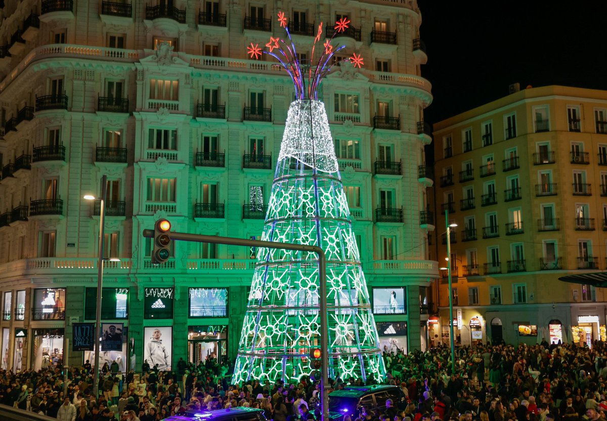 GcSergioP's tweet photo. Ahora que las Navidades llegan a su fin, aprovecho para dejar alguna de las fotografias que hice el día del encendido. Bonita forma de empezar estas fechas junto a @AlmeidaPP_ @anaguerra @CampeoneX_

¡Ya estamos deseando que lleguen las del próximo año!

Todo esto y más en @20m https://t.co/zq8ZroOQ0G