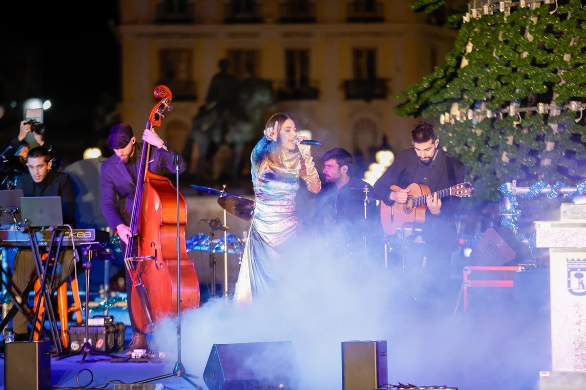 Ahora que las Navidades llegan a su fin, aprovecho para dejar alguna de las fotografias que hice el día del encendido. Bonita forma de empezar estas fechas junto a <a href="/AlmeidaPP_/">José Luis Martínez-Almeida</a> <a href="/anaguerra/">Ana Guerra</a> <a href="/CampeoneX_/">CampeoneX La Película</a>

¡Ya estamos deseando que lleguen las del próximo año!

Todo esto y más en <a href="/20m/">20minutos.es</a>