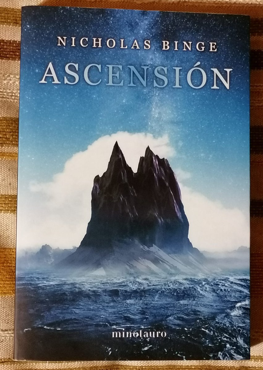 Primer libro del año para Ascensión de Nicholas Binge. Obra publicada por <a href="/minotaurolibros/">Ediciones Minotauro</a> en una practica rustica con solapas, la obra mezcla la ciencia ficción y el horror cósmico con una expedición que asciende una misteriosa montaña que acaba de surgir de la nada.