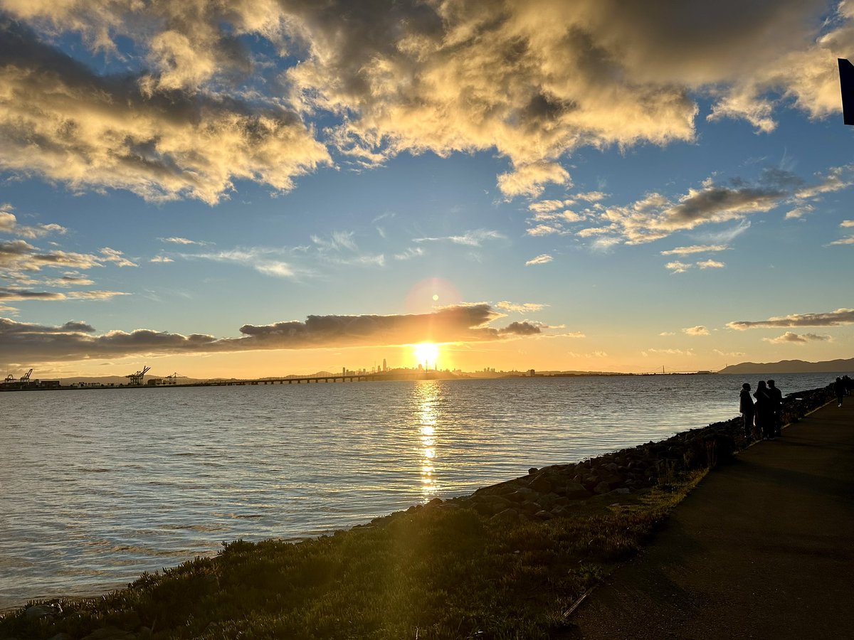 kmhoovs's tweet photo. The sun setting over San Francisco. https://t.co/2ASQ7ybaS0