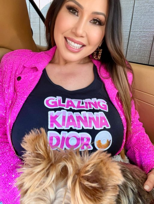 Happy Monday have a glazed day 👅🍩💋 https://t.co/N1yTvEP5Dc