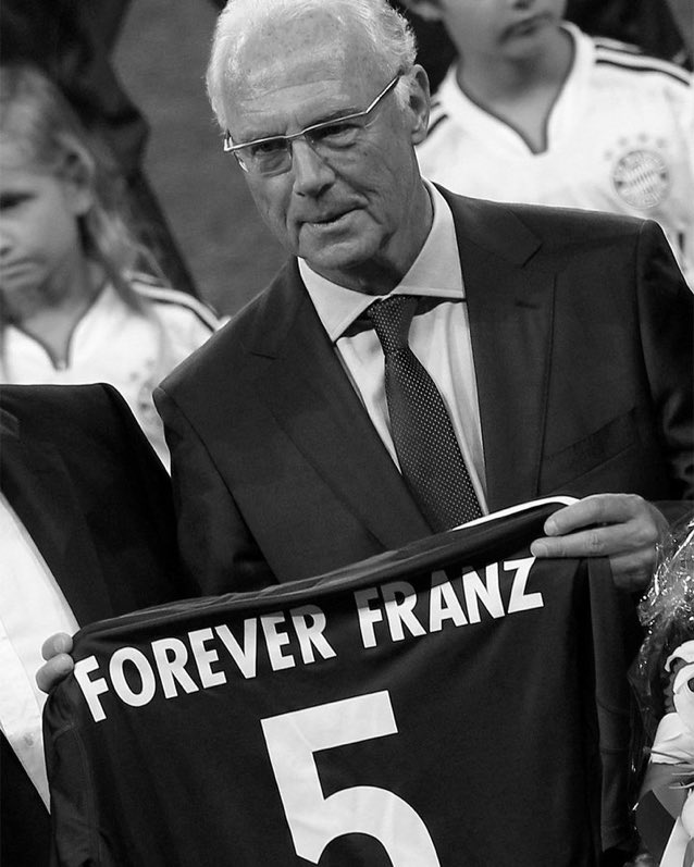 Alman futbol efsanesi Franz Beckenbauer 79 yaşında hayatını kaybetti. 1x Dünya Kupası 1x Avrupa Şampiyonası 2x Ballon Dor 3x Şampiyon Kulüpler Kupası 5x Bundesliga 4x Almanya Kupası Antrenörlük Kariyeri: 1x Dünya Kupası 1x Uefa Kupası 1x Bundesliga 1x Ligue 1