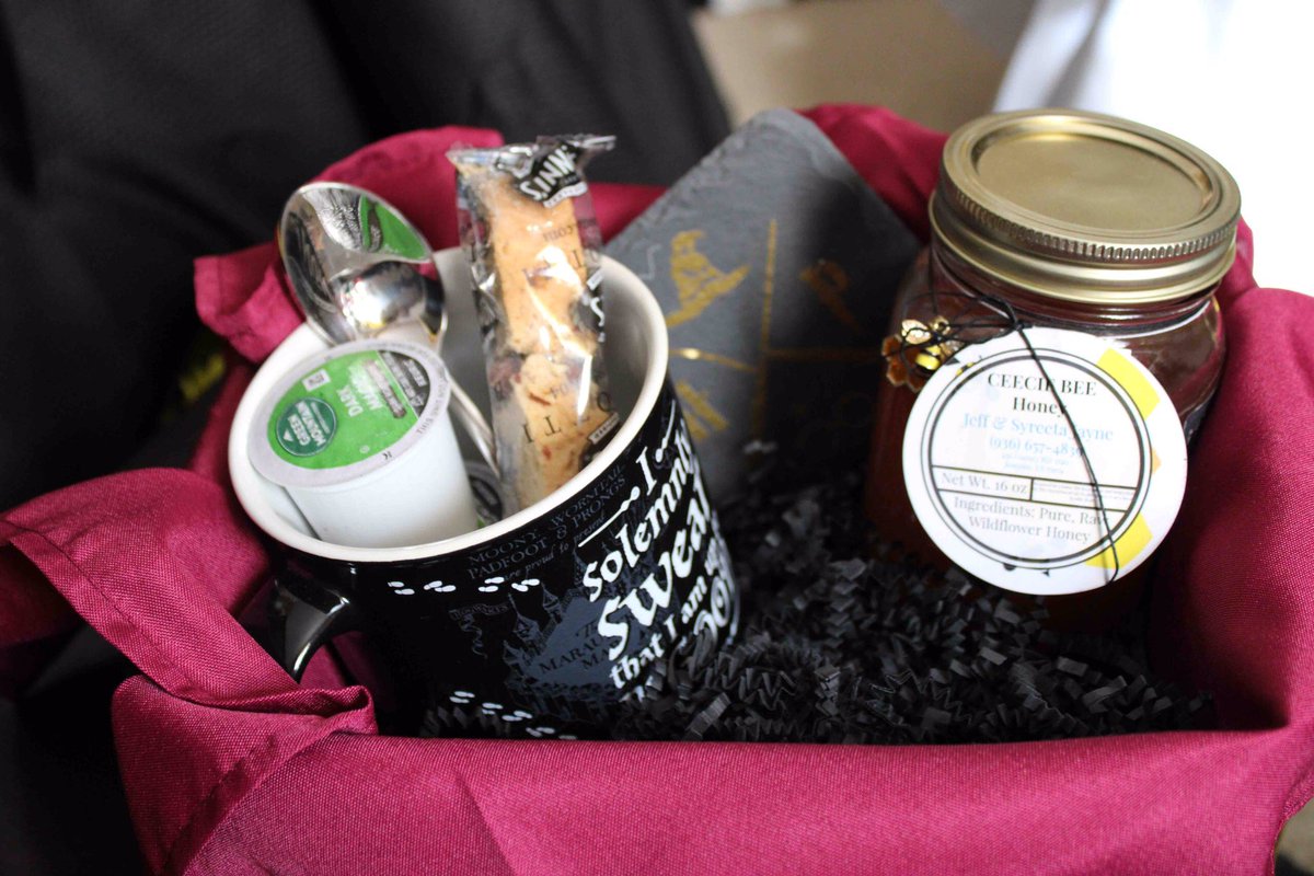 ceeciebeehoney's tweet photo. This item right here I call the "internet bill", better known as the Wonderful Wizard Gift Basket (hp). Without the internet, it would be hard to run an online business 🤷♂️ Here's the direct link 🧙https://t.co/2YNtiwofUN #SmallBusiness #CeecieBeeHoney #InternetBill #RawHoney https://t.co/IxgHp0jhKE