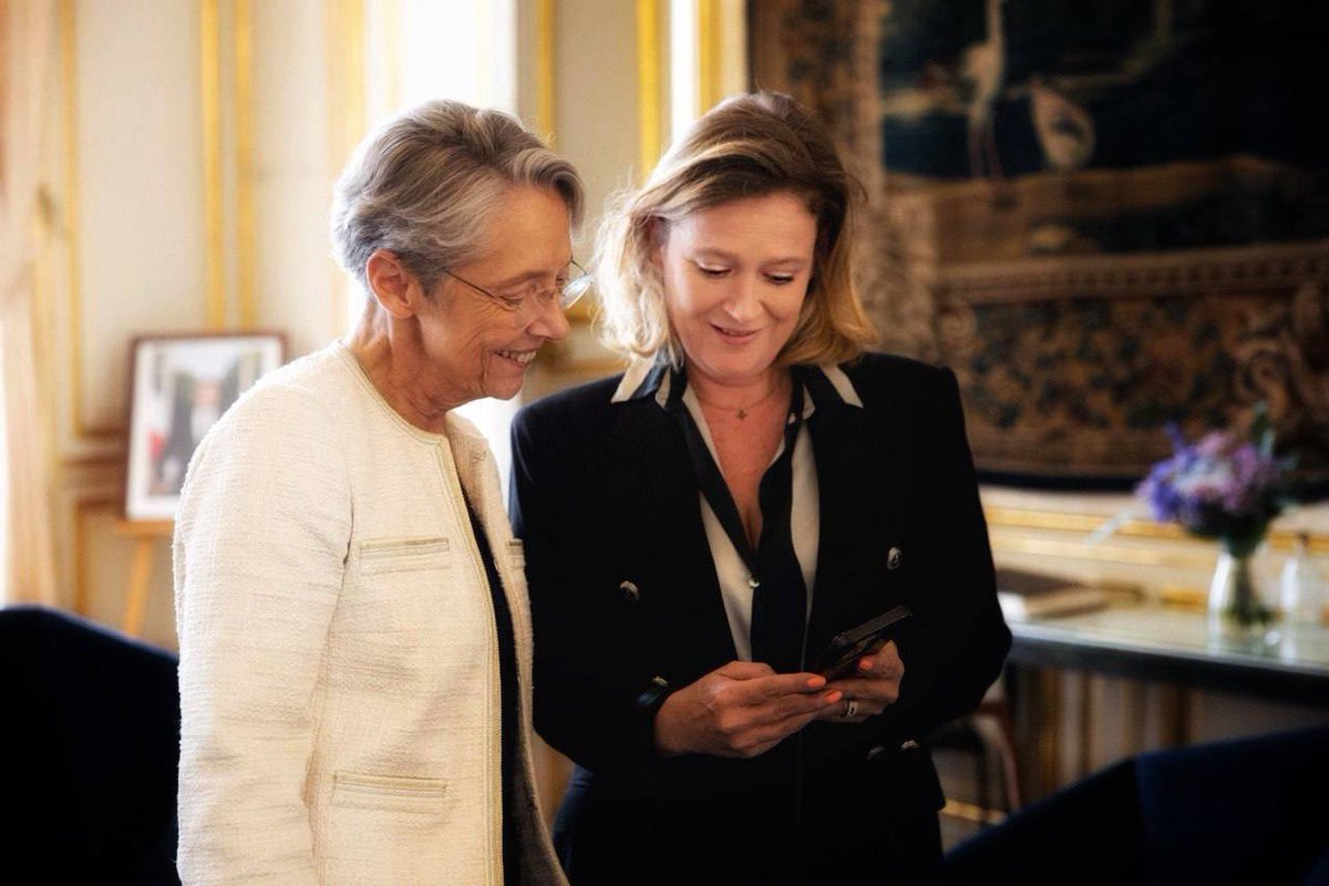 oliviagregoire's tweet photo. Travailleuse acharnée, le sens l’Etat chevillé au corps, résolument engagée pour servir les Français et faire réussir notre pays. Vous avez été une grande Première ministre, @Elisabeth_Borne et servir à vos côtés fut un grand honneur et un plaisir. https://t.co/MLh0WBIpKH