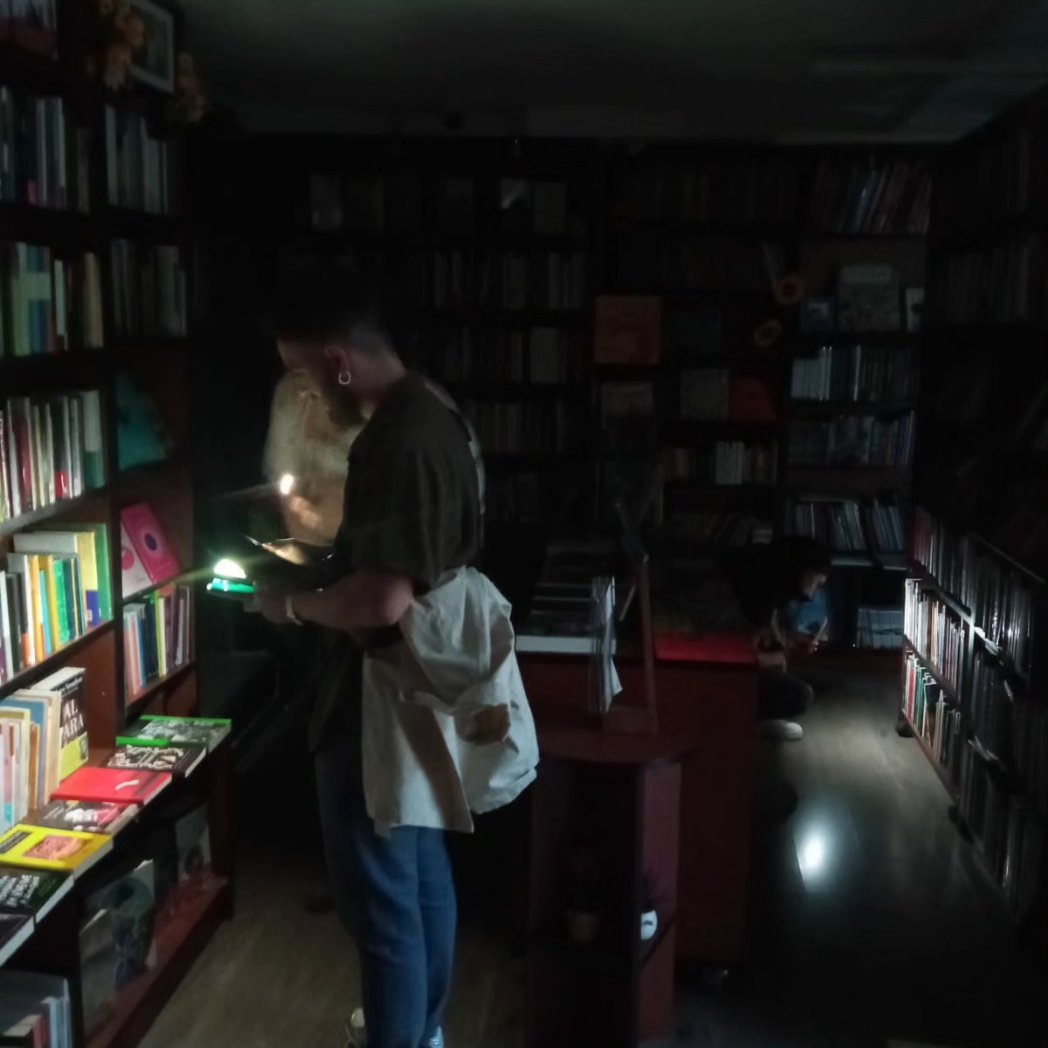🌻¿Les cuento algo? El viernes pasado se me cortó la luz y lo que pudo ser una verdadera tragedia, se terminó convirtiendo en mi primera venta nocturna💅 ¿Ustedes vendrían a buscar libros en la oscuridad? Les puedo prestar una linterna 😉