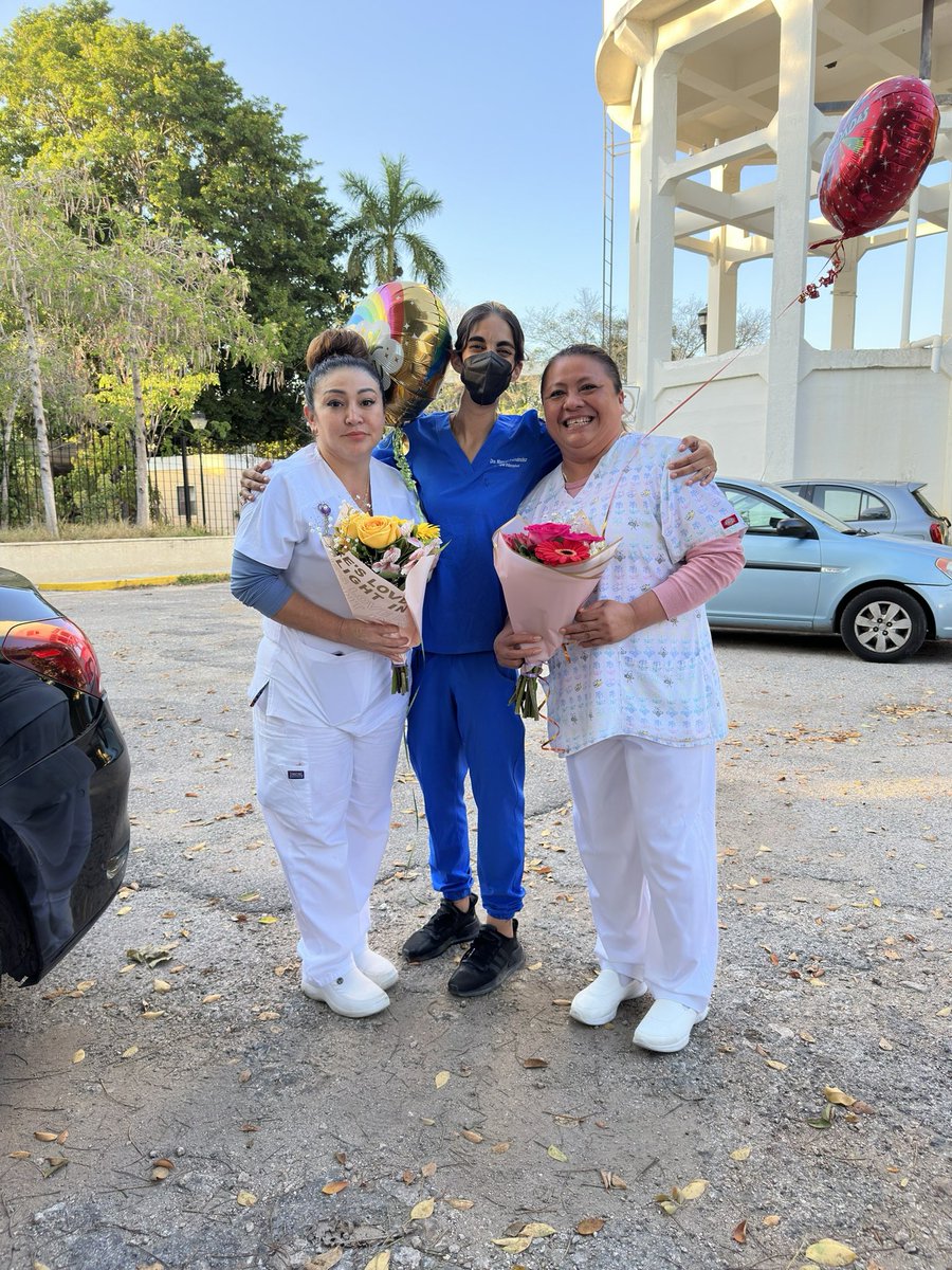 LaWilde13's tweet photo. ¡Mis Jefas! ¡Feliz día! #Enfermeras 👑🦁❤️ #UCIA #UCIO https://t.co/s06HcsiGcK