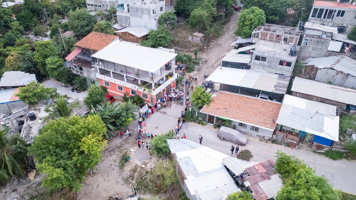 jorgexsa's tweet photo. Este 2024 lo iniciamos fuerte con acciones que permitan que siga creciendo la infraestructura de Zihua. Aplicando el programa #ManoConMano, dimos el banderazo de arranque para la pavimentación de la calle Gaspar en la colonia 6 de Enero. https://t.co/mTSu5bH6eh