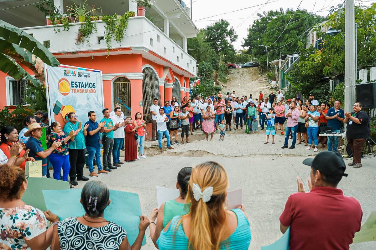 jorgexsa's tweet photo. Este 2024 lo iniciamos fuerte con acciones que permitan que siga creciendo la infraestructura de Zihua. Aplicando el programa #ManoConMano, dimos el banderazo de arranque para la pavimentación de la calle Gaspar en la colonia 6 de Enero. https://t.co/mTSu5bH6eh