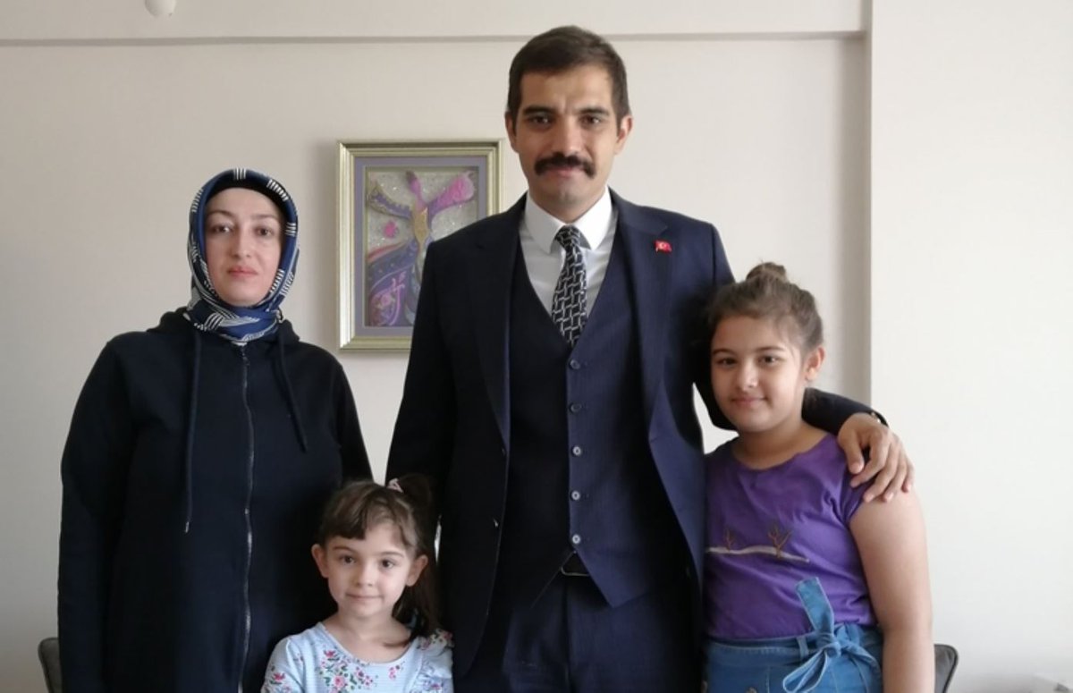 Sinan Ateş'in eşi Ayşe Ateş, 2 ay izne çıkan savcıya tepki gösterdi:

Sizin hiç her sabah okula gitmeden önce ‘Anne seni de öldürmeyecekler değil mi?’ diye soran bir evladınız oldu mu?    

Biliniz ki çocuklarımın ruhunda yer edinen bu korku bir gün bile izne çıkmıyor.