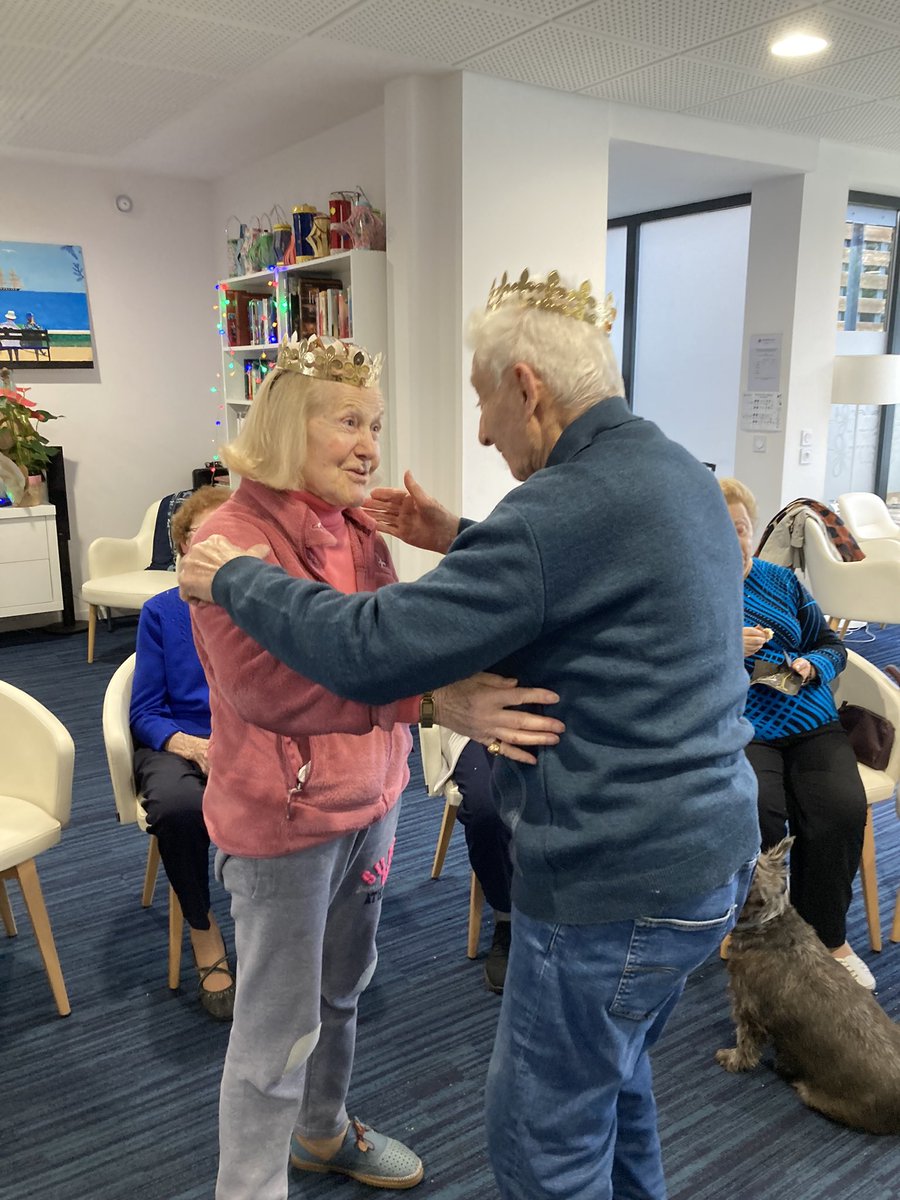Seniorialesbru1's tweet photo. Les traditions à Bruges nous aimons cela🤩nous jouons le jeu pour la distribution de la galette 🫓 choix de la reine👸😀🥰#senioriales #galettedesrois https://t.co/5AUAd8d699