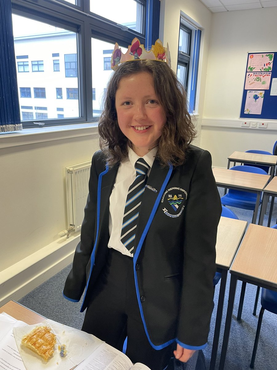 BishopbriggsMFL's tweet photo. Today we celebrated “l’Epiphanie”- we ate a Galette des rois with the S5/6 class- well done to Robyn our AH pupil for being our queen 👸 🧁 🇫🇷 
#languagesforlife @BishopbriggsAC https://t.co/9rw1ZdW54m