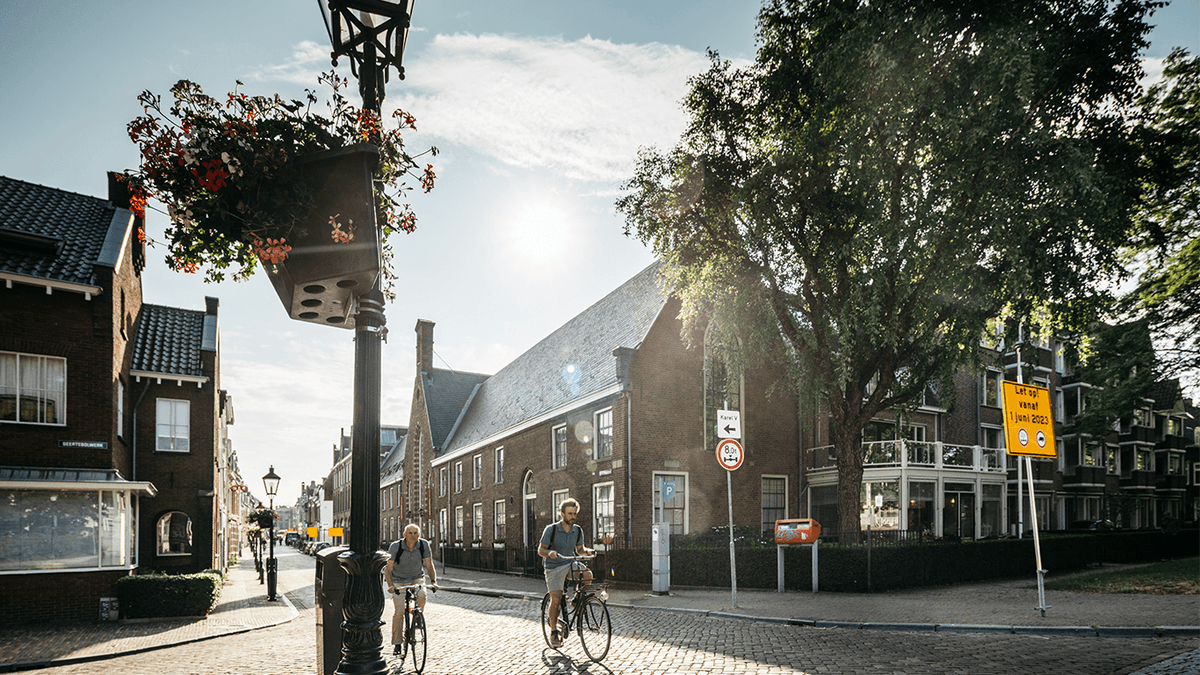 Het nieuwe ISSO Praktijkboek #Duurzaam #Erfgoed is uit. Het is een complete herziening van het reeds bestaande Handboek Duurzame Monumentenzorg met toepasbare kennis, praktische handvatten, voorbeelden en diverse strategieën. Lees hier meer.⬇️