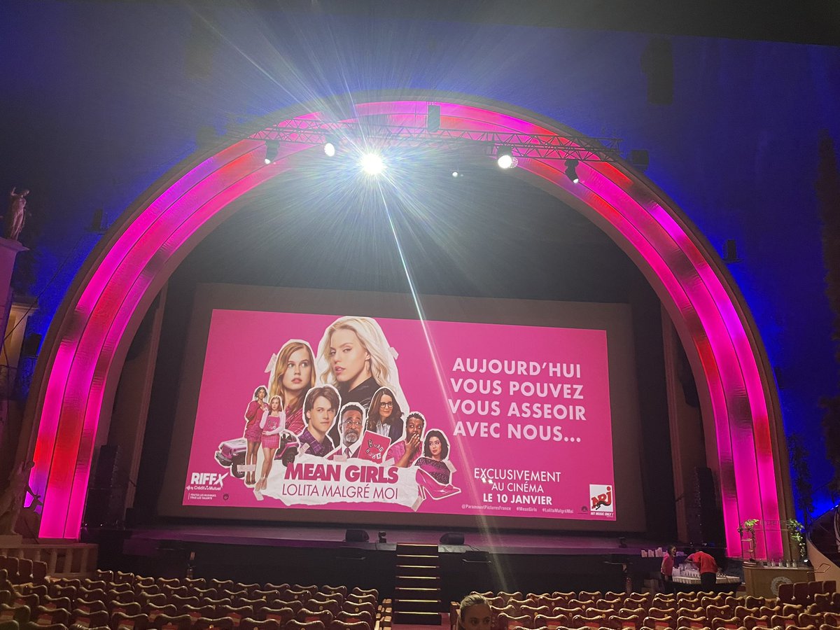 Ce soir c’est #MeanGirls au Grand Rex en bonne compagnie 😘