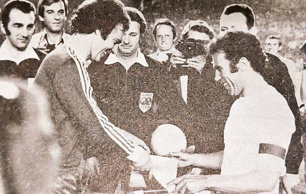 Hoy se ha hecho público, por parte de su familia, el fallecimiento ayer de Franz Beckenbauer. El Káiser fue una leyenda del <a href="/FCBayernES/">FC Bayern München Español</a>, visitando nuestro estadio en marzo de 1976, en la imagen junto a Amancio, en la ida de semifinales de la Copa de Europa.