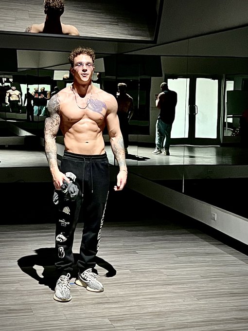 New Year New Me. Let&rsquo;s Get Big And Sexy 😘 https://t.co/9wQ5VAYHi4