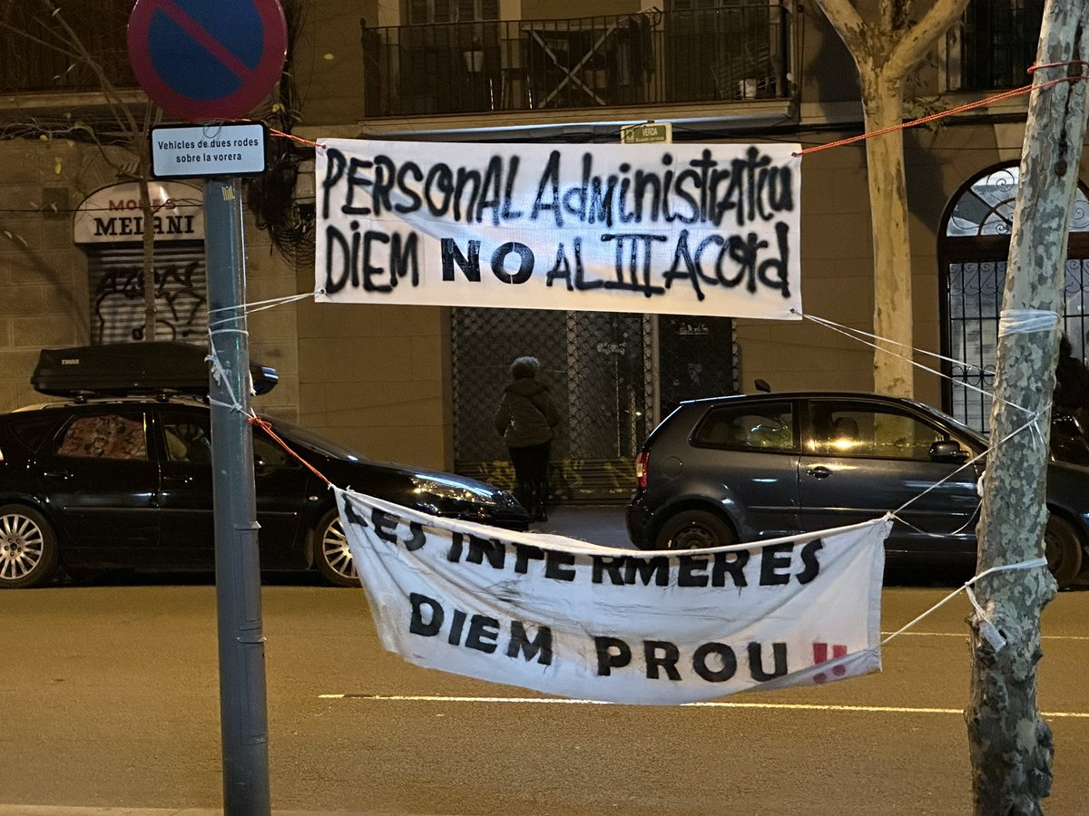 Mentre molts callen i s’amagan infan soroll per sortir a la foto de rigor, d’altres no callen i segueixen reclamant el que ens mereixem perquè #somGiS  som #GiSenLLuita  som com tu <a href="/som_gis/">somGIS</a>  #NOal3acord