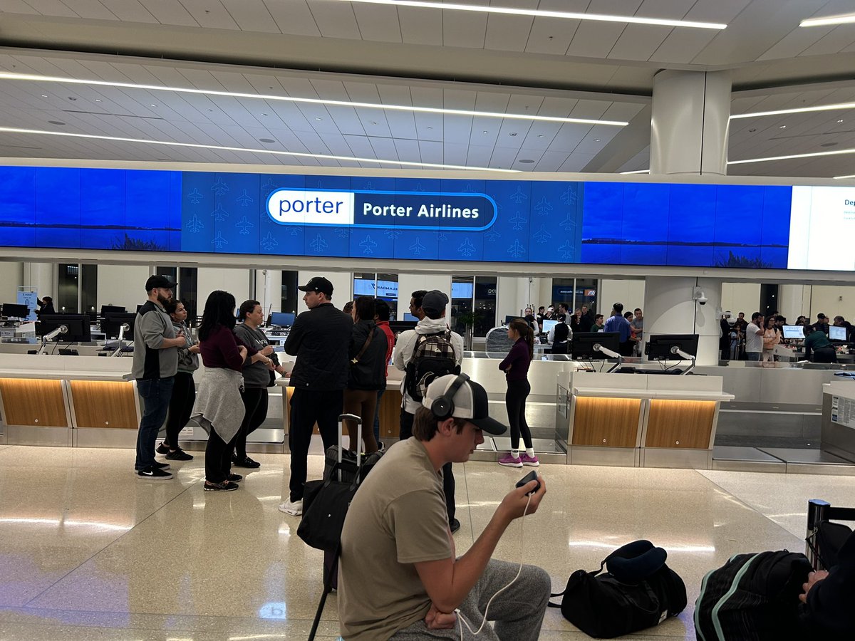 LangdonDeborah's tweet image. After a cancelled @porterairlines flight, 4 hours in line to get vouchers, being shuttled 30 minutes away to a hotel, it's a new day and we are on our second delay! Most food places won't take the vouchers 🤦🏻‍♀️ The snow at home is sounding really good! @ctvottawa