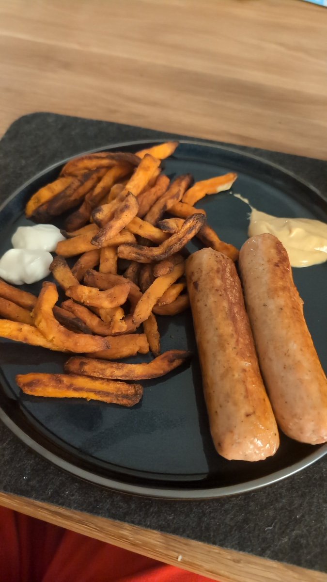JustASmartie's tweet image. Ich war schon mal einfallsreicher, stimmt.
Aber die #veggi Rolle und die Süßkartoffelpommes sind einfach zu lecker
#easykitchen #dinnertime #FastFood #houseboy