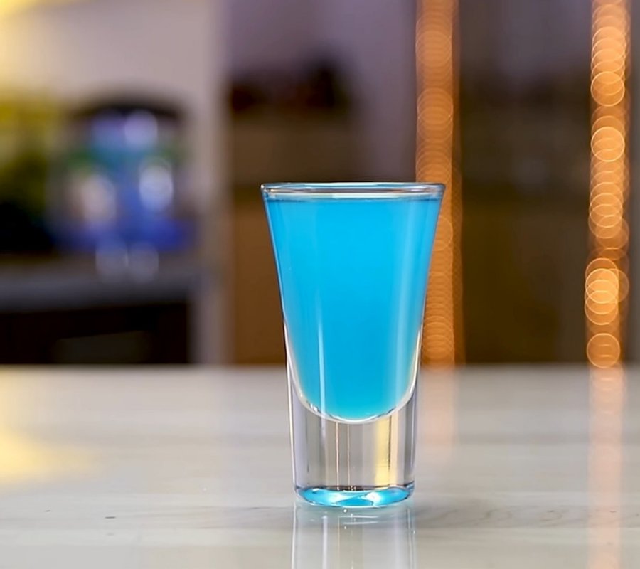 Kamikaze Shot Cocktail Recipe

How to make a perfect kamikaze shot

Ingredients:
1 oz Vodka
1 oz Triple Sec
1 oz Fresh Lime Juice

For full and more recipes please visit our site

t.ly/UOX1z

#cocktails #vodka #kamikaze #drinks #winterdrinks #wintercocktails