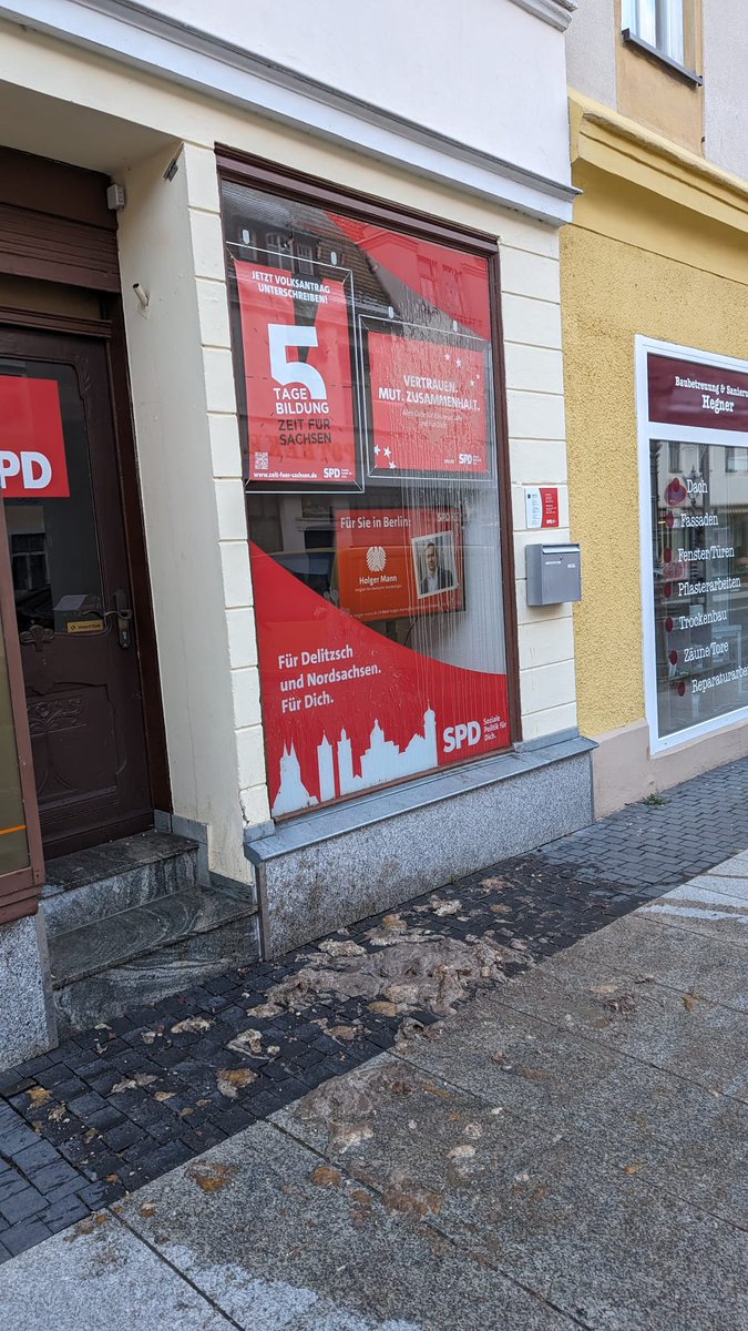 Der Gülle-Anschlag auf unser Delitzscher Bürgerbüro heute verlässt jeden akzeptablen Rahmen einer politischen Auseinandersetzung! Mein Statement dazu zu #Bauernproteste wie #Sparpaket.
Danke für Hilfe der Freiwilligen Feuerwehr!
holger-mann.de/aktuelles/der-…
#Landwirte #WIRsindmehr 1/X