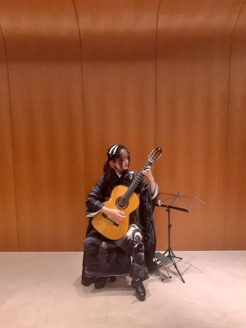 metalgod302's tweet photo. ギターレスト使えば振袖で弾けないこともなかった https://t.co/8OgwTWPVRV
