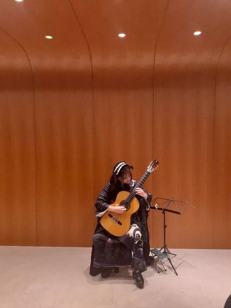 metalgod302's tweet photo. ギターレスト使えば振袖で弾けないこともなかった https://t.co/8OgwTWPVRV