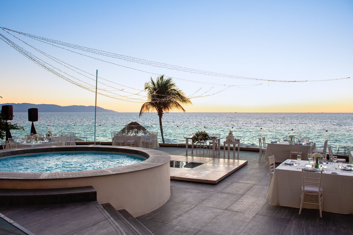 SunsetPlazaPV's tweet photo. Let's celebrate the most special day of your life with a unique experience in our bridal paradise! 💖✨

Enjoy a wedding surrounded by luxury and romance next to our Jacuzzis, where the excellent decoration becomes the perfect setting for your eternal love.  💍🌺

#DreamWedding https://t.co/7o93ZkaTz0
