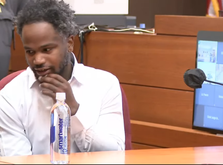 ThuggerDaily's tweet photo. Young Thug Trial: Day #13

Young Thug is rocking his brand, SP5DER, in court for the first time.

Slug, admitted co-founder of YSL, is back on the stand.

🧵Live Updates Below