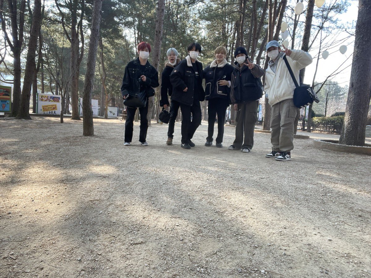 by_verivery's tweet photo. [#베리베리]

베리베리 데뷔 5주년❄️
저희가 걸어온 길에 항상 
베러가 있어 행복했습니다.

앞으로 우리가 걸을 길에도
베리베러의 발자취가 같은 곳을
향했으면 좋겠습니다.

#VERIVERY #HAPPYVERIVERYDAY
#VERIEVERY5thANNIVERSARY https://t.co/VFrFFpIxxx