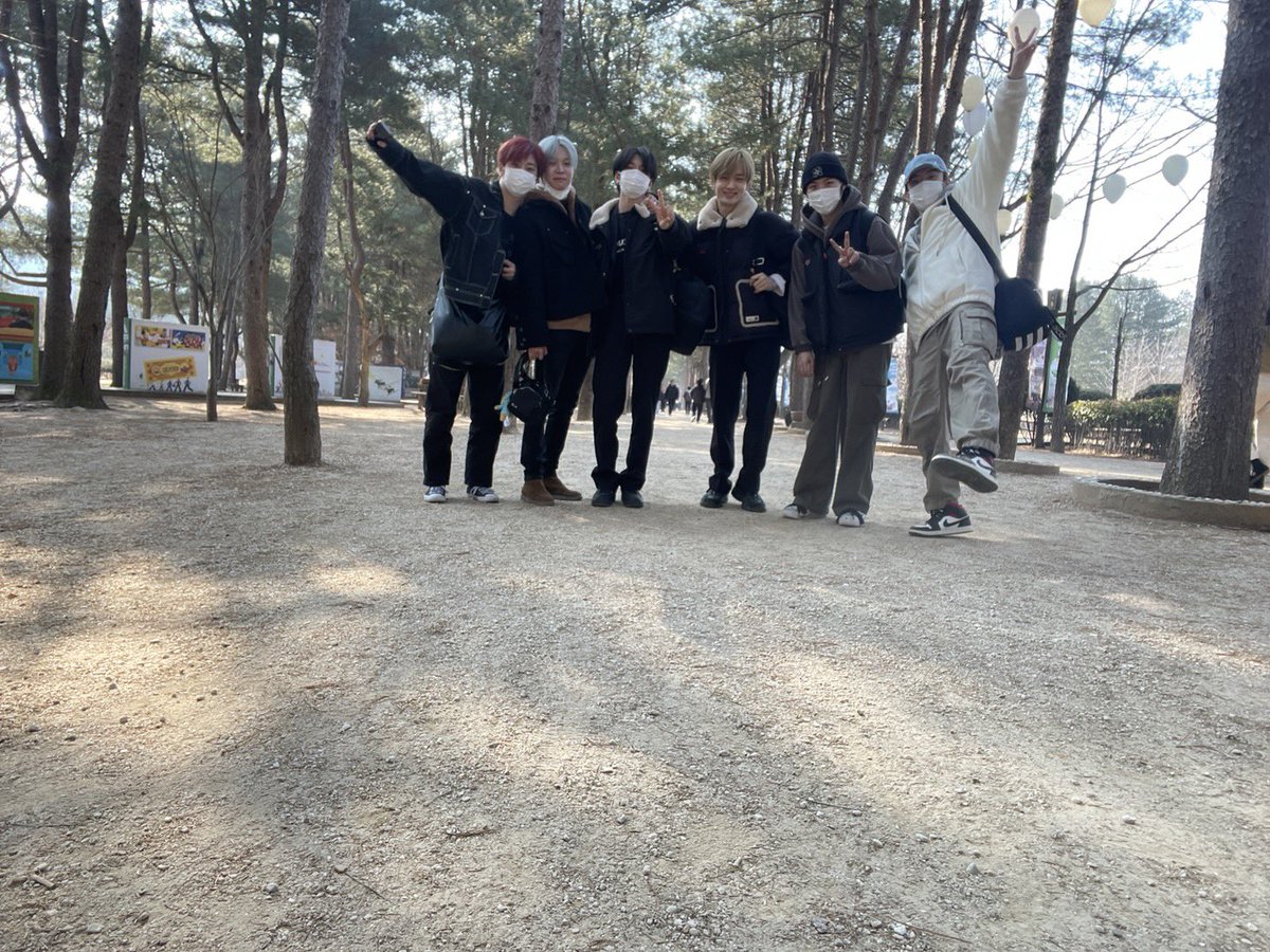 by_verivery's tweet photo. [#베리베리]

베리베리 데뷔 5주년❄️
저희가 걸어온 길에 항상 
베러가 있어 행복했습니다.

앞으로 우리가 걸을 길에도
베리베러의 발자취가 같은 곳을
향했으면 좋겠습니다.

#VERIVERY #HAPPYVERIVERYDAY
#VERIEVERY5thANNIVERSARY https://t.co/VFrFFpIxxx