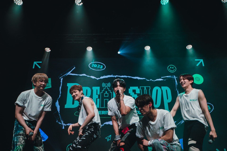 by_verivery's tweet photo. [#베리베리]

베리베리 데뷔 5주년❄️
저희가 걸어온 길에 항상 
베러가 있어 행복했습니다.

앞으로 우리가 걸을 길에도
베리베러의 발자취가 같은 곳을
향했으면 좋겠습니다.

#VERIVERY #HAPPYVERIVERYDAY
#VERIEVERY5thANNIVERSARY https://t.co/VFrFFpIxxx