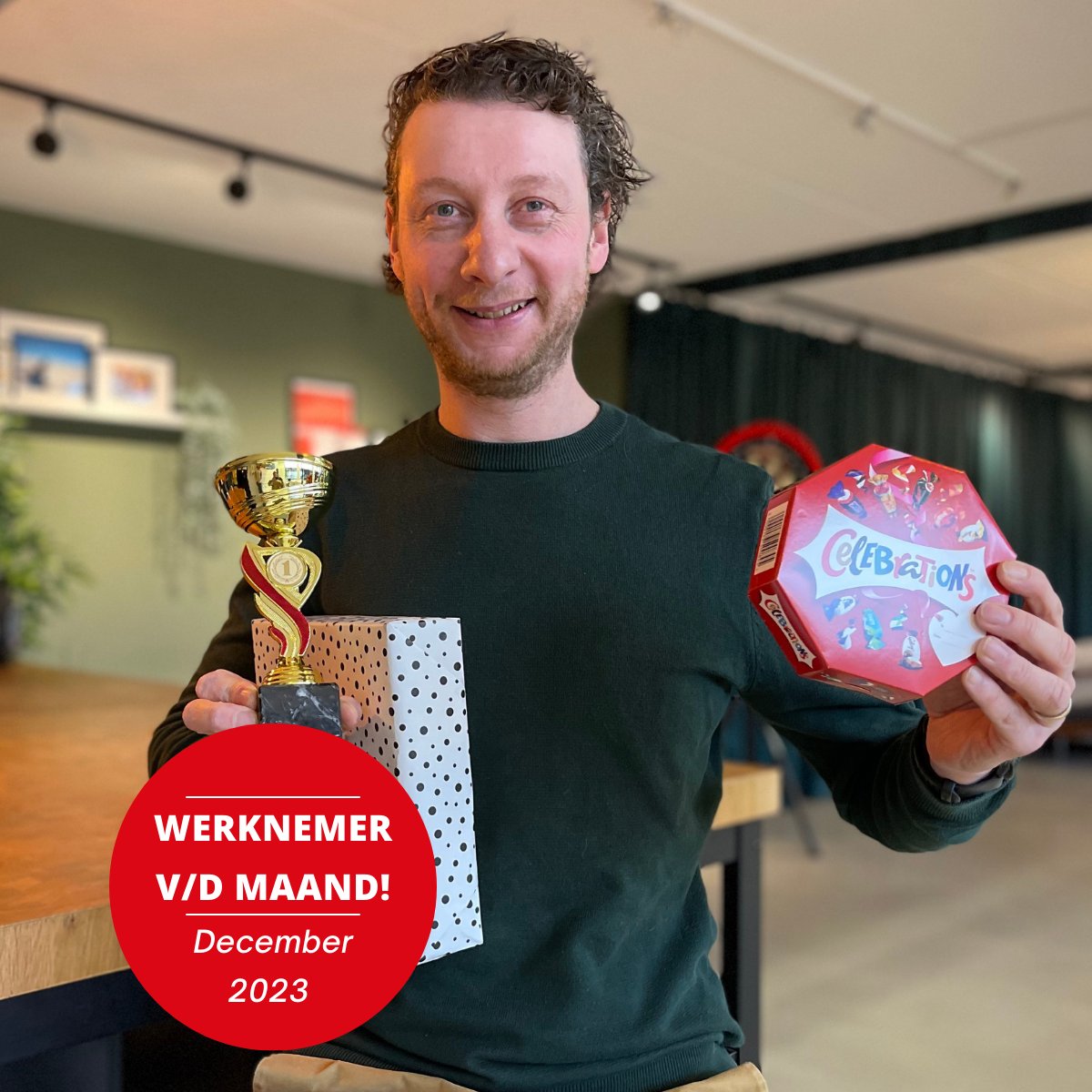 Maxdoro's tweet photo. 🏆 Werknemer van de maand december! 🏆

De wisseltrofee is vanmorgen uitgereikt aan Koen Mulder. Koen kreeg de meeste stemmen én is bekroont tot de werknemer van de maand december. Van harte gefeliciteerd, Koen!

Ook werken bij Maxdoro? Check de vacatures: https://t.co/Alf632nVtd https://t.co/xN21L9WPoM